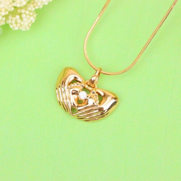 "Heart-Shaped Hand Embrace Pendant with Crystal, XPPT1584 - Picture 13 of 13
